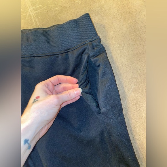 Women’s XS Black Under Armour joggers - Picture 3 of 5